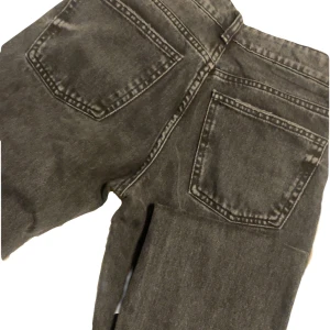 Svarta jeans från Zara - Snygga svarta jeans från Zara med knappgylf och klassisk femficksdesign. Perfekta för en stilren look. Tillverkade i Bangladesh. Mått kan skrivas privat midrise