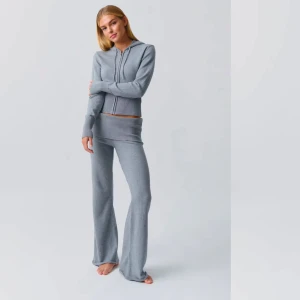 Grå ribbade byxor - Jättefina grå ribbade byxor från Gina i strl Xs som tyvärr är för små för mig. 💕Knappt använda pga fel storlek och därmed inga defekter! Finns fler bilder om man vill.                                               (Lånad bild)💕