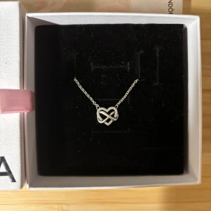 Silverhalsband med evighetssymbol från Pandora - Säljer detta silverhalsband från Pandora med en vacker evighetssymbol som hänge. Hänget är dekorerat med små gnistrande stenar som ger en lyxig känsla. Kommer i originalförpackning. Nypris 899kr.