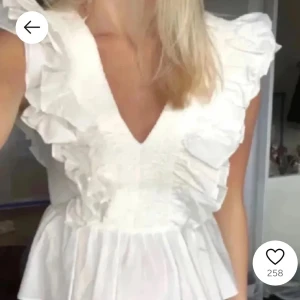 Volangtopp hm - Säljer denna jättepopulära toppen från hm!🩷