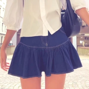 Mörkblå jeanskjol från Zara - Snygg mörkblå jeanskjol från Zara med volangdetaljer. Kjolen har en kort längd och är använd en gång. Köpt för 400kr och säljer för 200kr.💕