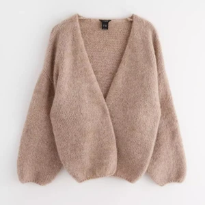 Lindex kofta - Säljer denna så fina Lindex kofta, den är i stolek M/L men passar även mindre stolekar beroende på hur man vill att den sitter❤️ säljer då den inre kommer till användning