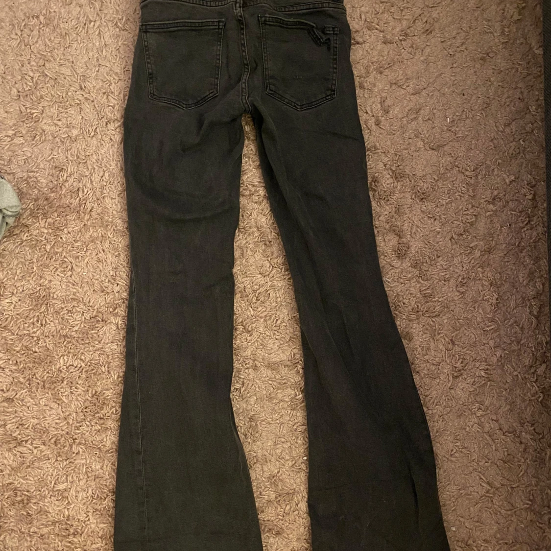 Svarta jeans med slitningar - 1