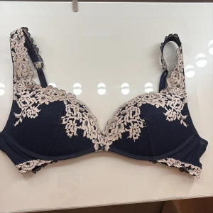 Intimissimi BH  - Säljer min intimissimi bh i storlek 80C. Säljer den då bandet är förstort, den är använd flitigt i väldigt gott skick. Det har inga defekter(nypris 700kr)