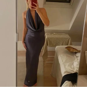 Mörkblå långklänning med öppen rygg - Mörkblå lång klänning med öppen rygg lappen kvar från zara i storlek s.