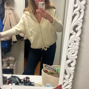 Vit hoodie med dragkedja - Säljer en mysig vit hoodie med dragkedja och huva. Tröjan har långa ärmar och en avslappnad passform. Perfekt för kyliga dagar. Hör av dig vid intresse! Cassmier jacka oversight 