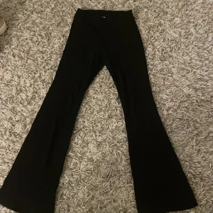 Svarta byxor från H&M - Snygga svarta yougapanst från H&M  Perfekta för att ge en stilren look. Byxorna har är bootcut och har en skön passform, dom är i storlek 164