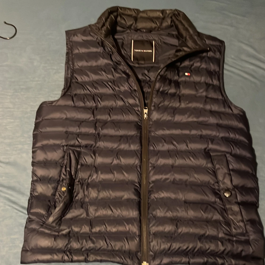 Mörkblå navy dunväst från Tommy Hilfiger - 3
