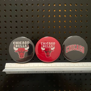 Magnet fridge 3pcs  (59mm) - Chicago Bulls NBA - Selling 3 pcs- Chicago Bulls NBA magnets. The magnets are round, metal with plastic backside. The magnets have a diameter of about 6 cm. New condition. 