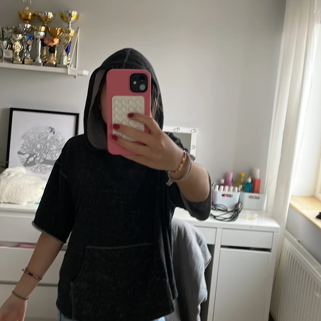 Svart hoodie med korta ärmar - 2