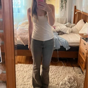 Grå bootcut jeans från Gina Tricot - Snygga grå bootcut jeans från Gina Tricot i storlek S. De har en klassisk femficksdesign och en bekväm passform. Byxorna är i bootcut och sitter som mid waist på mig. Aldrig använda, och nya