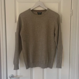 Kashmir tröja  - Säljer en stilren beige tröja från Yves Enzo med kashmirkänsla. Tröjan har långa ärmar och ribbade muddar vid ärmslut och nederkant. Perfekt för en elegant och bekväm look. Aldrig använd 