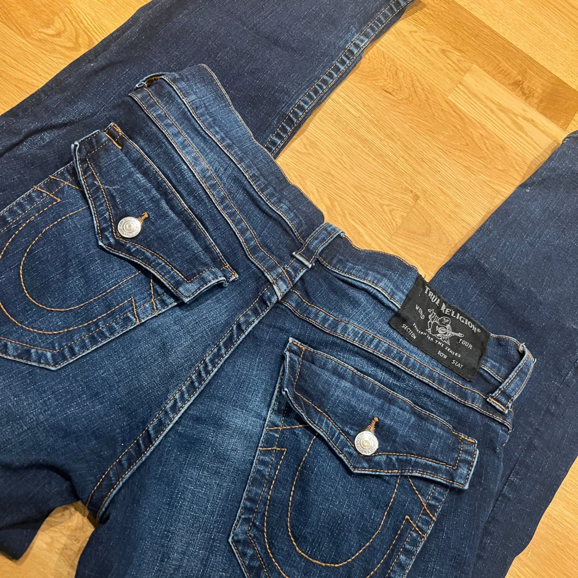 Mörkblåa True Religion jeans. - 4