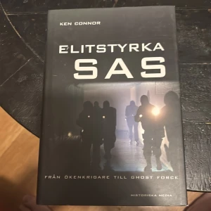Elitstyrka SAS - Boken 'Elitstyrka SAS' av Ken Connor utforskar den legendariska Special Air Service och dess roll i modern krigföring. Den täcker SAS historia från andra världskriget till nutid och diskuterar deras inverkan på internationell politik. Perfekt för den som är intresserad av militärhistoria och specialstyrkor.
