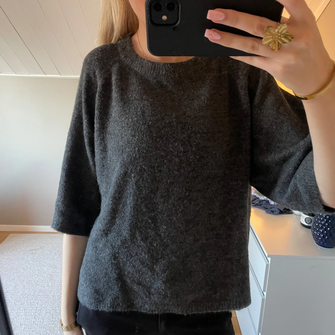 Mörkgrå tröja med trekvartsärm