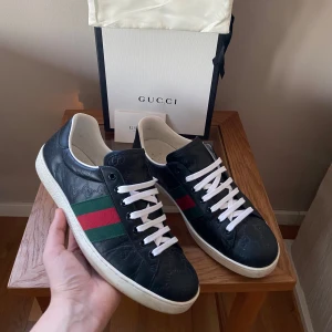 Gucci skor - Säljer nu dessa asfeta Gucci Ace skorna! Skick 9/10,  inga defekter. Box, dustbag och kort medföljer! Storlek uk 9,5 (passar 43-44). Nypris omkring 7000kr, mitt pris endast 2799. Hör av er vid funderingar!