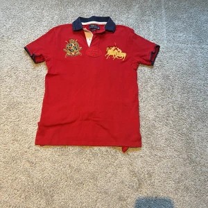 Röd Ralph lauren pike - Säljer denna vintage Ralph lauren pike i storlek xs. Skicket är 9,5/10. 