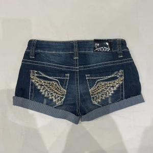 Lågmidjade y2k jeansshorts💕 - Läs bio innan köp! Kan inte ta bild med dem på eftersom jag inte får på mig dem. Midja 33 cm rakt över plus stretch och gren 17 cm💕klippt kant så kan vikas upp eller inte. Storlek 1 = xxs