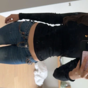 Svart långärmad topp - Säljer en stilren svart långärmad topp med tight passform. Perfekt för en enkel och snygg look. Passar bra till jeans eller kjol. Använd fåtal gånger, som ny!