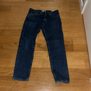 Mörkblå jeans från Jack & Jones - Säljer ett par mörkblå jeans från Jack & Jones, modell Regular Clark. De har en klassisk femficksdesign. W29 L31