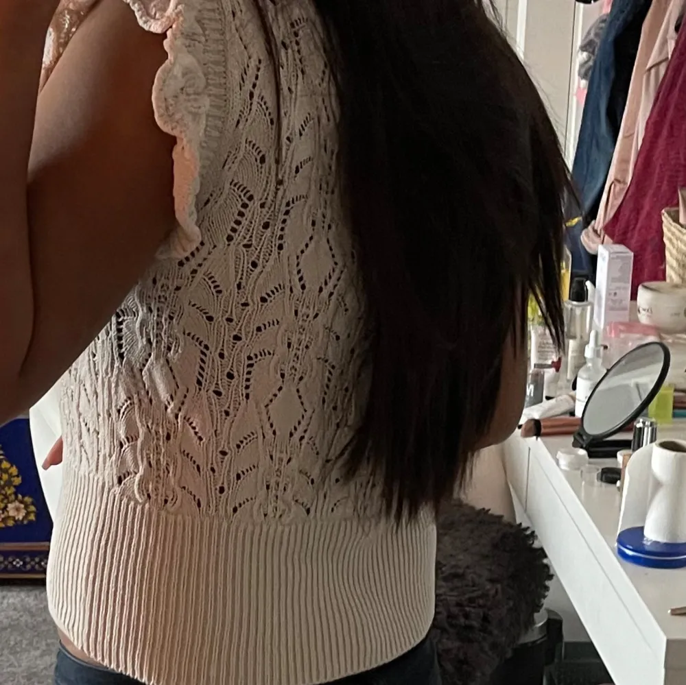 Så fin topp till våren och sommaren från Lindex. Storleken är i S men passar XS också🥰 . Yläosat.