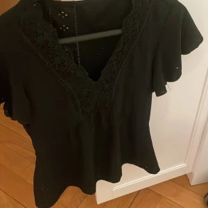 Svart blus från SHEIN - Säljer en svart blus från SHEIN med spets o mönster