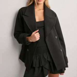 Svart kappa - Snygg svart kappa från Nelly. Helt ny med prislappen kvar! 