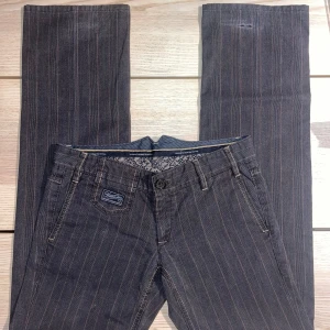 Brunrandiga jeans - Brunrandiga jeans från herrlisher. Sitter superfint på! Har en liten slitning på ena benet längst ner