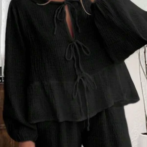 Svart blus med knytning - Snygg svart blus med knytning framtill och långa ärmar. Kommer inte till användning pågrund av graviditet, därmed säljs den då den tar onödig plats ✨☺️Nypris 199kr