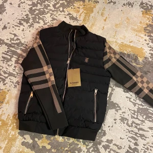 Burberry Jacka - Snygg jacka från Burberry. Jackan helt nu med etiketterna fortfarande på. Perfekt för att hålla stilen i kyligare väder. Skriv för mer info!