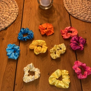 Färgglada scrunchies i satin - Säljer mina helt nya scrunchies! Har aldrig använt dem✨ alla 10 styck för 80 kr 😍och 4 styck för 30 kr!! O en för 10 kr 🩷 skriv vilka färger ni vill ha o hur många ni vill haaa💖🩷 freebies kommer med!!!