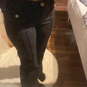 Svarta jeans med fickor fram - Snygga svarta jeans från H&M med fickor fram, inga fickor bak. Säljer då de ej kommer till användning, köpta här på plick. 