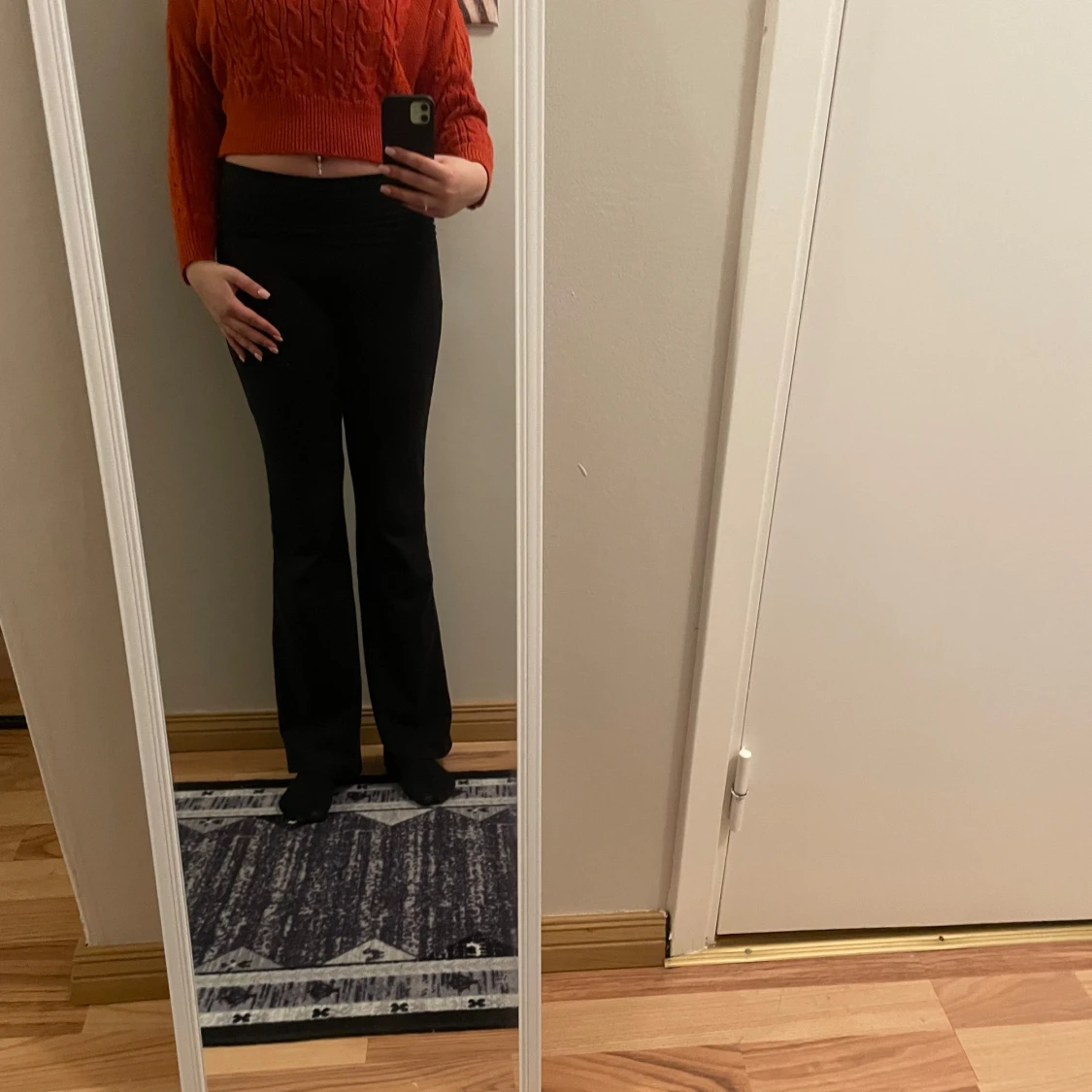 Orange stickad croppad tröja