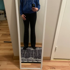 Blå hoodie med skelettmönster - Snygg blå hoodie med dragkedja och ett coolt skelettmönster i silverfärgade detaljer på framsidan. Perfekt för en unik och avslappnad stil.