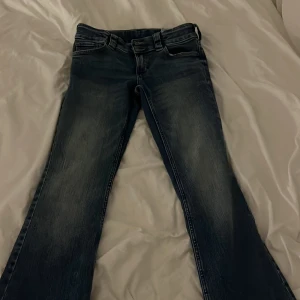 Low waisted bootcut  - Super snygga mörkblå jeans. Säljer för de ej kommer till användning