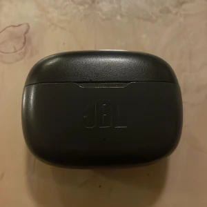 Jbl Hörlurar trådlösa - Trådlösa Jbl hörlurar riktigt schysst ljud i mycket bra skick finns olika storlekar på ploppar som man kan byta men passar perfekt till mina öron, är då 13 men funkar om man är äldre också 