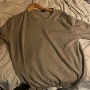 Beige  tröja från Stenströms - Säljer en stilren grå tröja från Stenströms. Tröjan har en klassisk rund hals och är perfekt för en avslappnad look. Merinoull, tröjan är i storlek xxl men sitter som M då den krypmt i tvätten