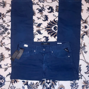 Mörkblå replay jeans  - Ett par helt oänvända replay jeans med  lapparna kvar. Jeansen är ju I nyskick helt utan skavanker. Storlek 32/30! Grymt feta jeans! Vid frågor och funderingar hör av dig till mig!