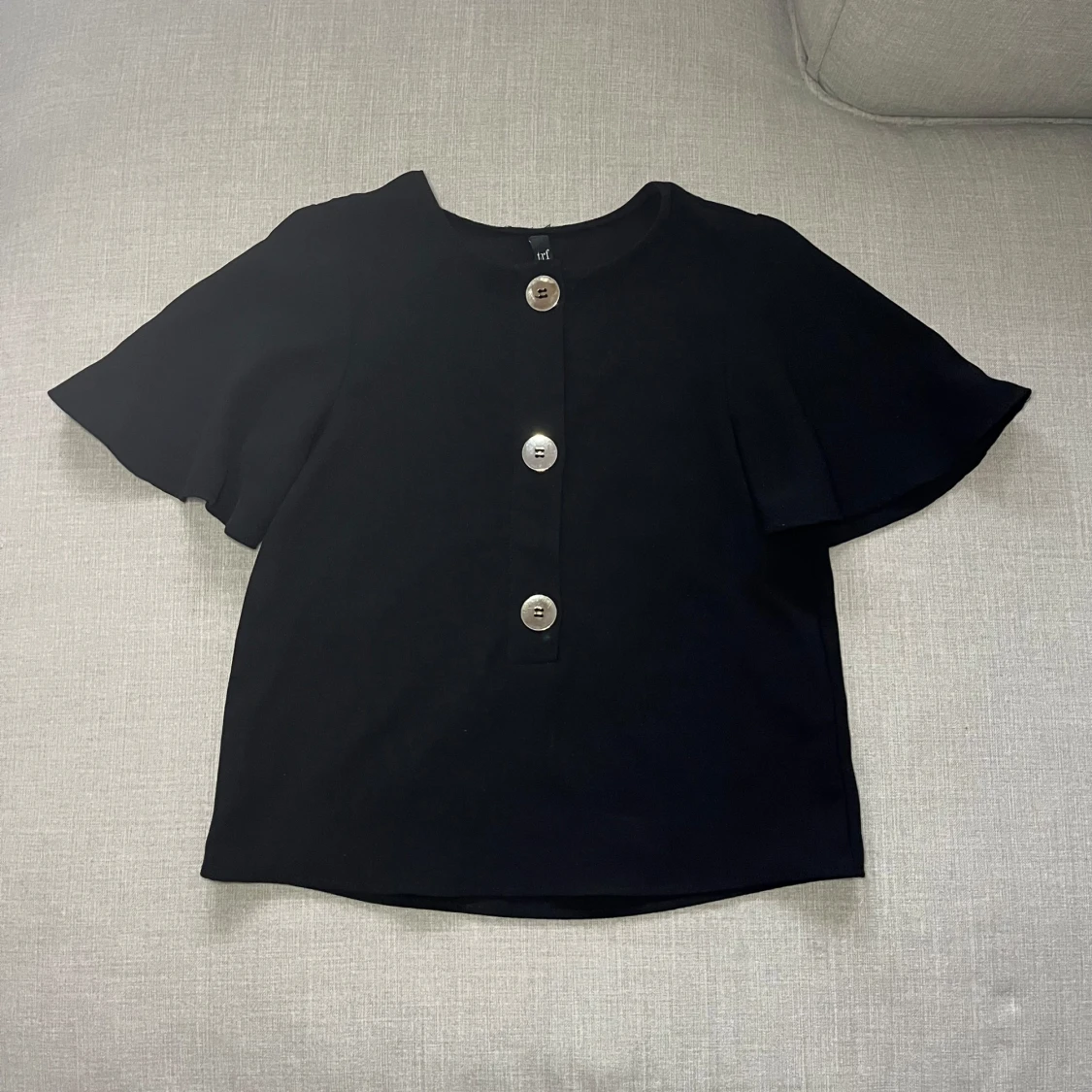 Svart kortärmad blus med knappar