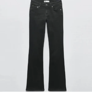 Lågmidjade jeans - Säljer mina lågmidjade jeans från Zara, fint skick🥰