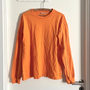 Oversized shirt - Oversized, orange tröja från Junkyard! Mjukt och lätt tyg. Har använts fåtal gånger, har inga märken eller fläckar! Alla använda plagg tvättas noga innan leverans! Det är bara att skriva om du har några frågor! <3