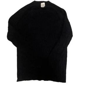 Svart ribbad tröja från Zara - Säljer denna svarta tunna ZARA tröjan då den är för liten. Den är S men är liten i storleken. Skriv om minsta fundering och jag använde BG remover på första bilden, därefter kvaliten.