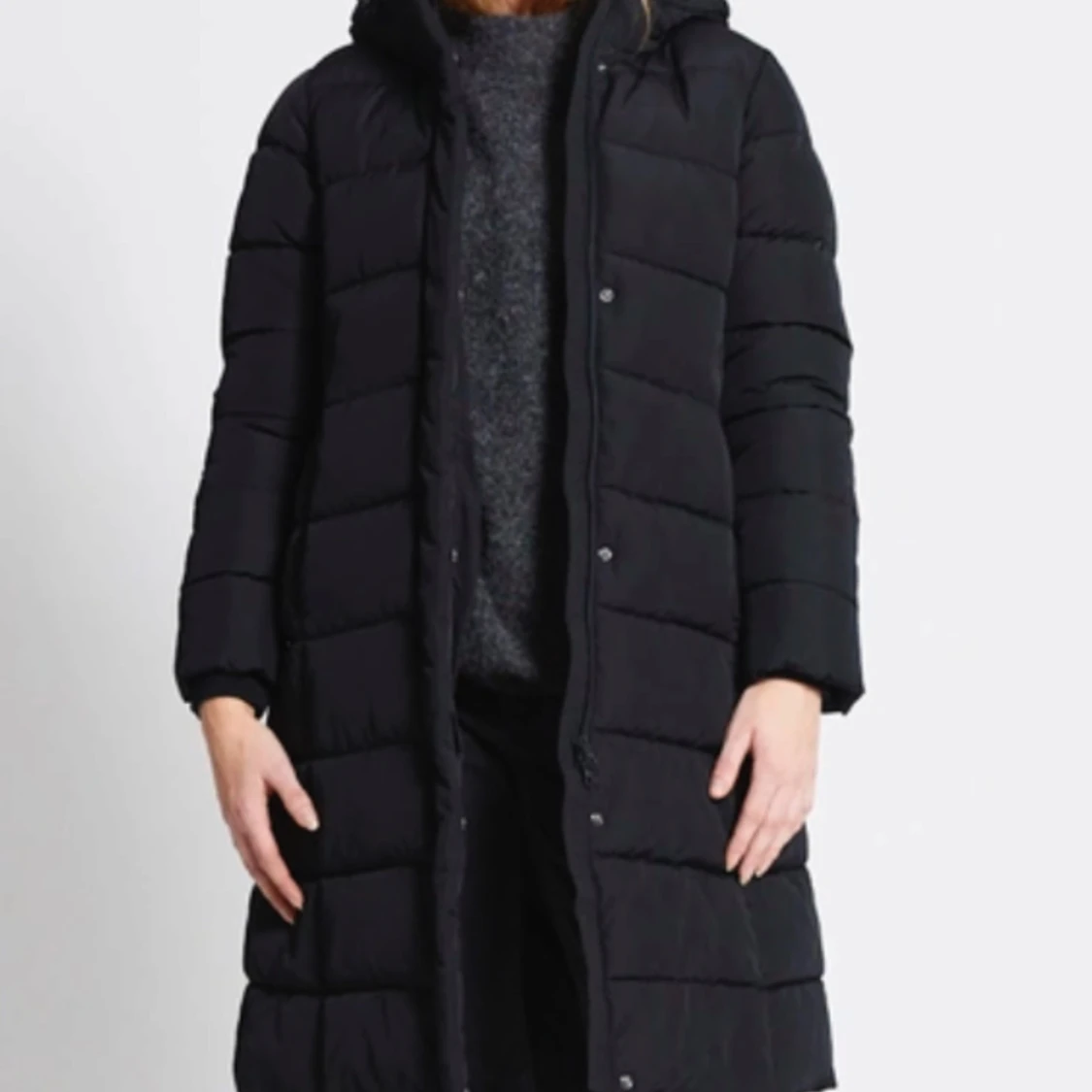 Svart lång dunjacka