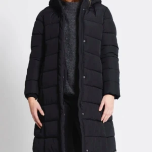 Svart lång dunjacka - Snygg och varm svart lång dunjacka från lager 157 aldrig använd med lapp kvar köpt för 500.