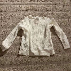 Tröja - Hålstickad tröja som är väldigt fin och är i väldigt fint skick.