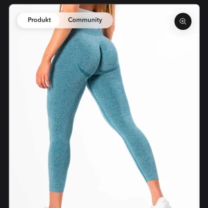 Blå leggings från Relode - Snygga blå leggings från Relode med hög midja och tight passform. Perfekta för träning eller en aktiv vardag. Materialet är stretchigt och bekvämt. Endast använda 1 gång 💞