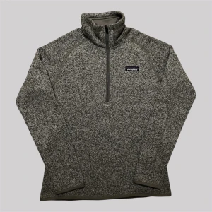 Patagonia Fleece - Patagonia Men’s Better Sweater 1/4-Zip Fleece. En varm och mjuk fleecetröja som passar för både utomhusaktiviteter och vardag. Tillverkad i 100% återvunnen polyester och kan fungera som ett varmt mellanlager.
