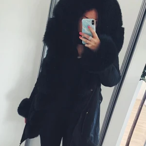 Svart pälsjacka  - I storlek S