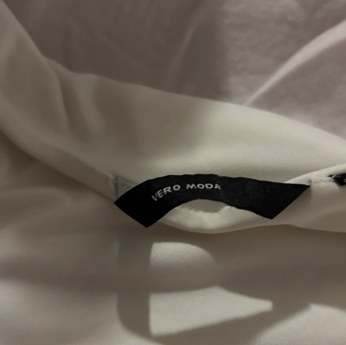 Vit oneshoulder topp från Vero Moda - 2