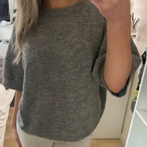 Grå stickad tröja - knappt använd. storlek xs, 49kr🎀